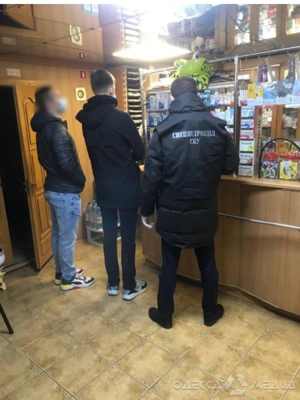 Двое жителей Одессы и Мариуполя ж/д транспортом и с помощью дальнобойщиков доставляли в аптеки контрабандные медпрепараты (фоторепортаж)