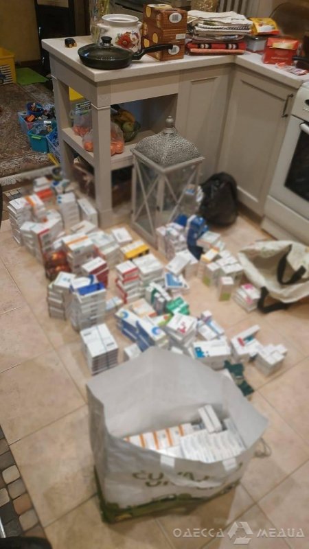 Двое жителей Одессы и Мариуполя ж/д транспортом и с помощью дальнобойщиков доставляли в аптеки контрабандные медпрепараты (фоторепортаж)
