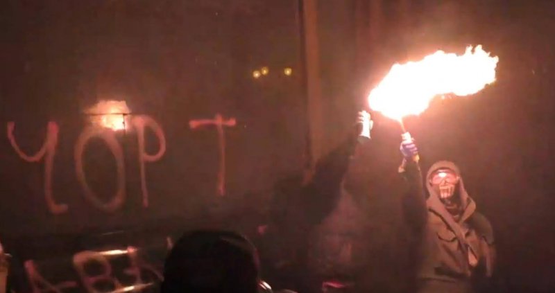В Киеве сторонники Стерненко громят Офис Президента на Банковой (видео)