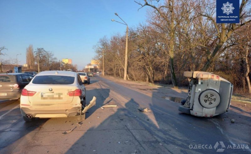 На Овидиопольской дороге столкнулись BMW и Toyota: один из автомобилей перевернулся (фото)
