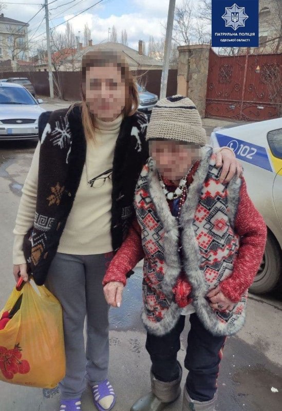 Одесские полицейские помогли потерявшейся 92-летней женщине вернуться домой (фото)