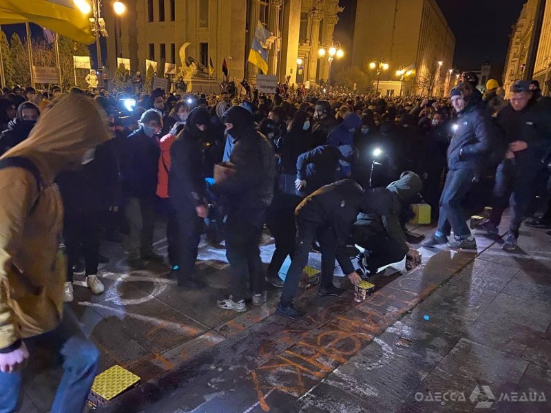 В Киеве на Банковой прошла акция в поддержку одесского активиста Стерненко (фото)