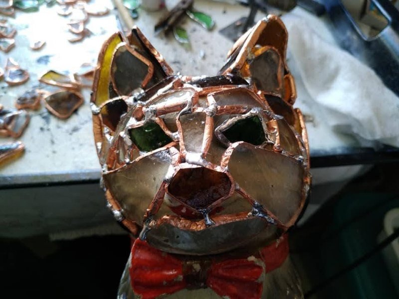 Одесситка показала, как создает скульптуры котов из морских стекол (фото)