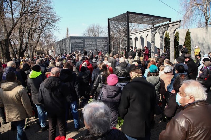 Сотни одесситов пришли проститься с историком Олегом Губарем (фото)