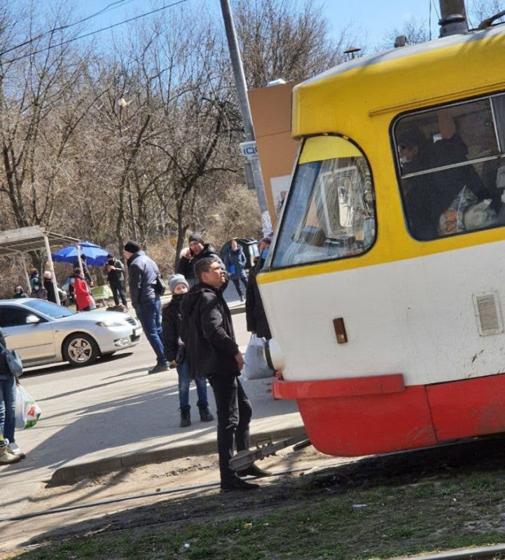 В Одессе мужчина блокировал движение трамвая, требуя впустить внутрь