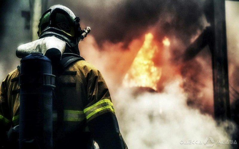 Одесса: 23 спасателя ликвидировали возгорание частного дома (фото)