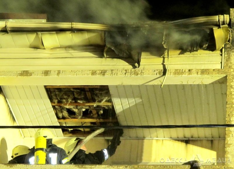 Одесса: 23 спасателя ликвидировали возгорание частного дома (фото)