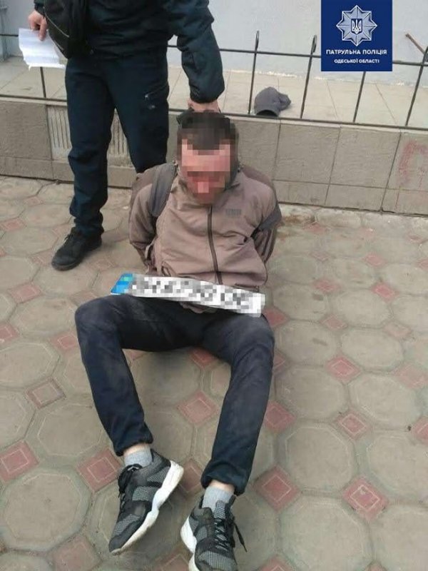 В центре Одессы мужчина срывал номера с автомобилей