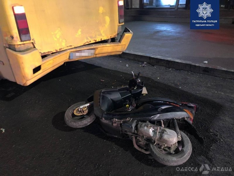 В Одессе несовершеннолетний водитель мопеда попал в аварию: пострадавшего забрали в больницу (фото)