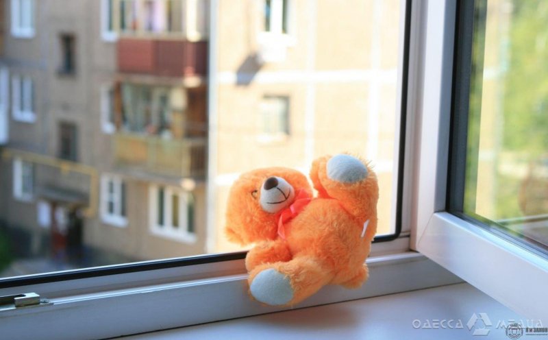 В Одессе из окна 8-го этажа выпал и погиб 4-летний мальчик