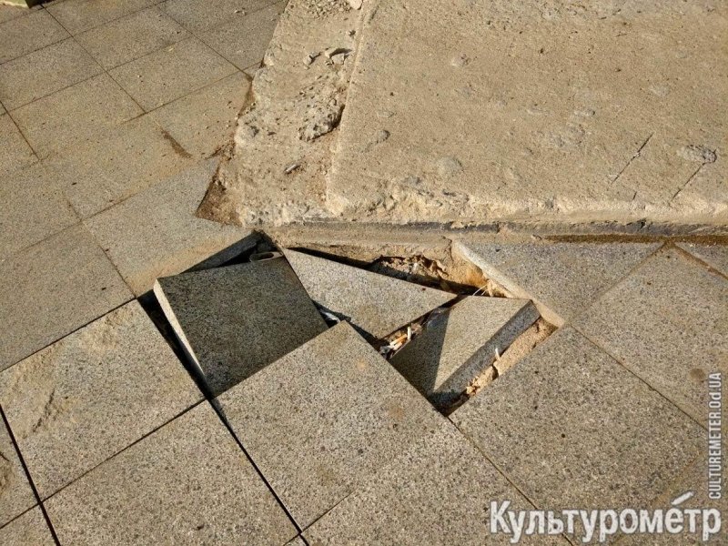 Дом Руссова после зимы: отпала штукатурка и проваливается плитка