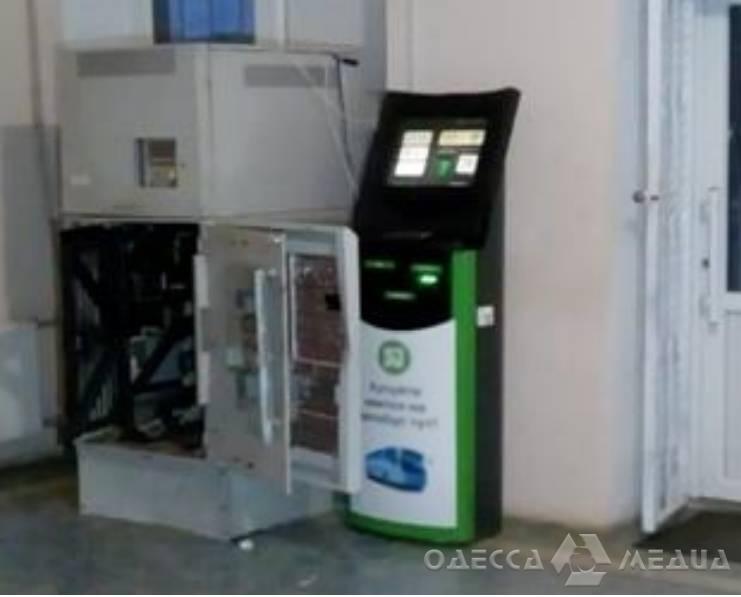 Иностранцы предстанут перед судом: похищали деньги из банкоматов в Одесской и Черкасской областях (фото)