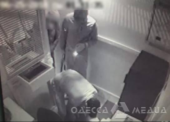 Иностранцы предстанут перед судом: похищали деньги из банкоматов в Одесской и Черкасской областях (фото)