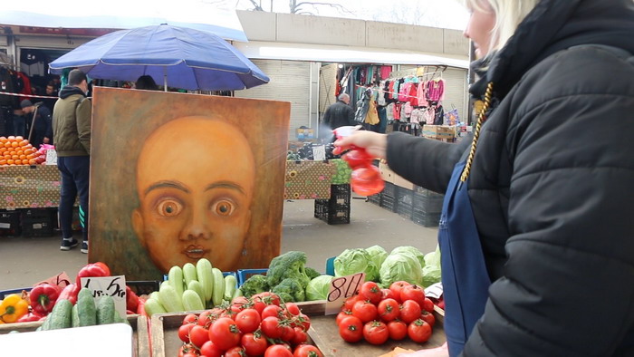 По Одессе “гуляли” гигантские портреты кукол (фото)
