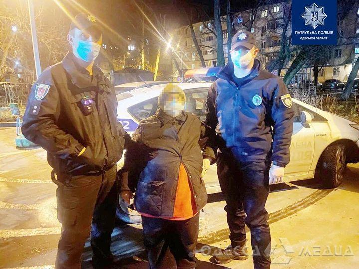 Одесские полицейские вернули домой пропавшую без вести пенсионерку