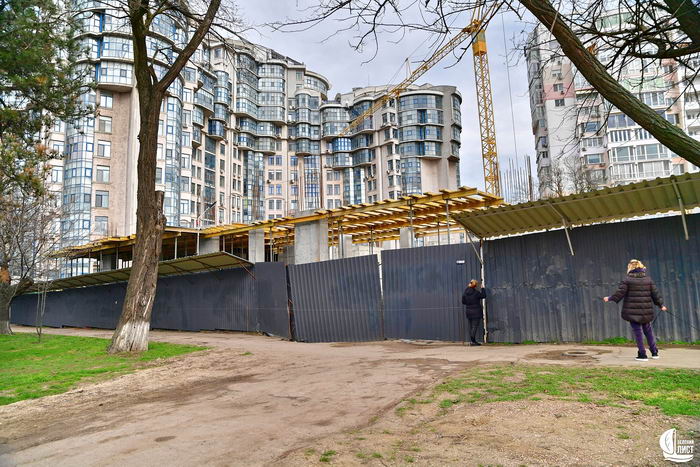 Возле парка Шевченко строят ЖК без разрешения, заявляют активисты