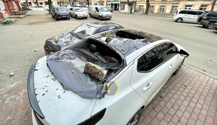 В центре Одессы автомобили засыпало камнями с памятника архитектуры