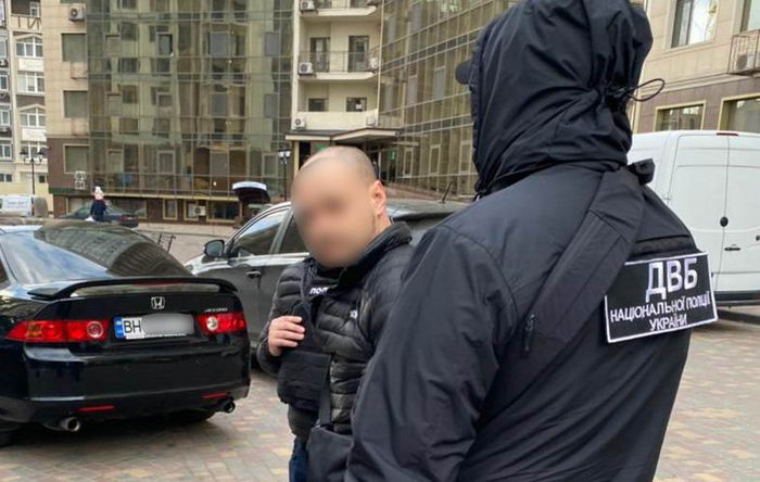 В Одессе задержали полицейского, которые требовал у вебкам-модели 600 долларов
