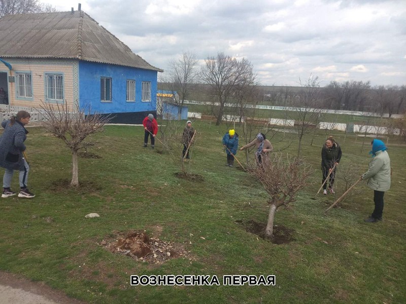 Павловская громада активно убирает ливнёвки, кладбища и стихийные свалки (фото)