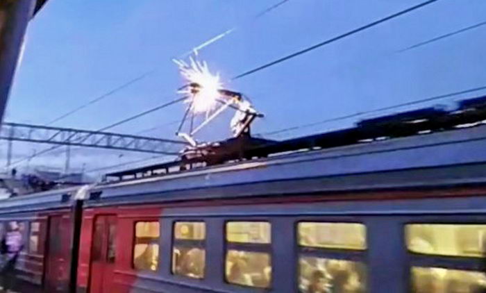 Подросток в Одессе залез на крышу поезда и получил 90% ожогов тела