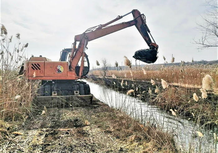 В Одессе чистят канавы и ливневые коллекторы