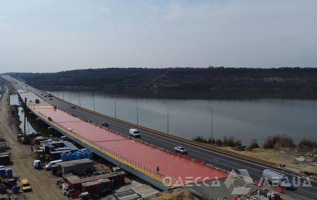 В Одесской области на мосту укладывают трехслойную гидроизоляцию (фото, видео)