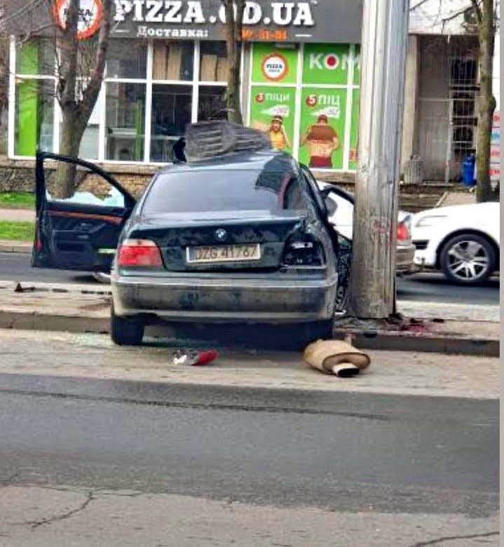 В Одессе BMW на еврономерах врезался в столб – водитель и пассажир погибли
