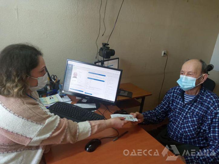 Житель Одесской области получил свой первый паспорт в 85 (фото)