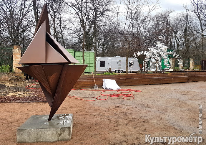 В Зелёном театре готовят к открытию выставку современного искусства (фото)