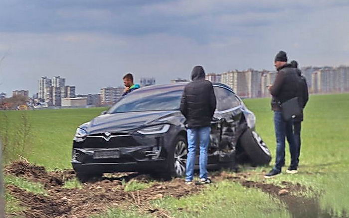 Элитное ДТП под Одессой: Нива таранила Tesla Model X