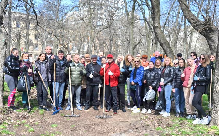 В Одессе устроили масштабный субботник в парках (фото)