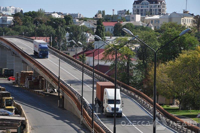 Почему мэрия хочет запретить грузовикам въезжать в Одессу в час пик? (видеокомментарий)