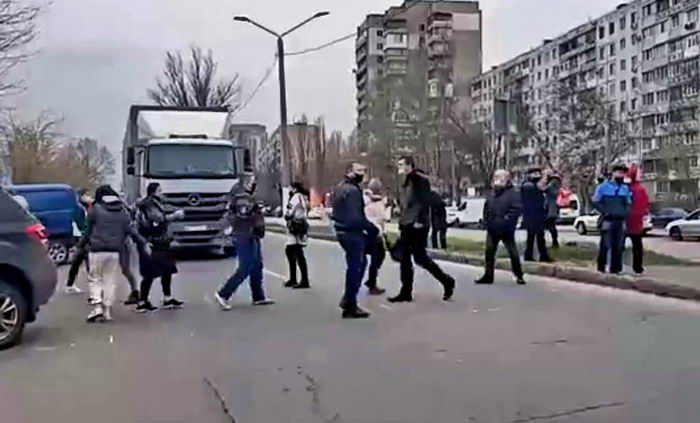 Предприниматели рынка на поселке Котовского перекрывали улицу из-за карантина