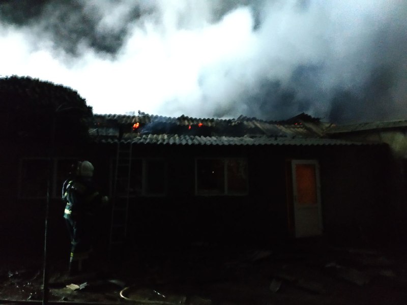Одесские спасатели ликвидировали ночной пожар в частном доме