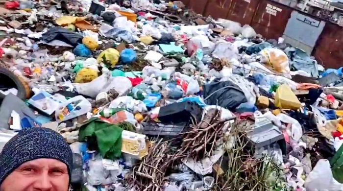 На Ленпоселке жители устроили мусорную свалку (видео)