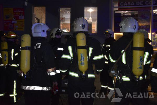 38 спасателей тушили пожар в одесском ресторане (фото)