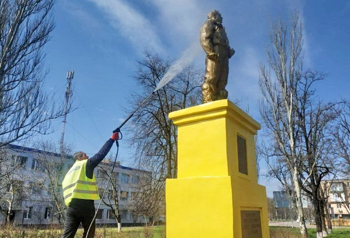 Одесским памятникам устраивают весенний душ (фото)