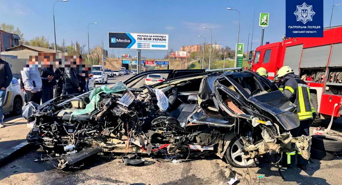В Одессе автомобиль BMW разорвало от удара о рекламный щит – превысил скорость
