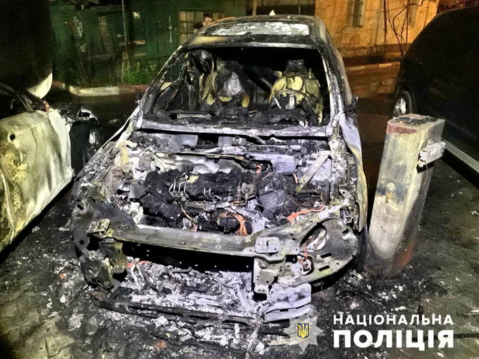 В Одессе ночью горели три дорогих автомобиля – Volvo, Mersedes и BMW