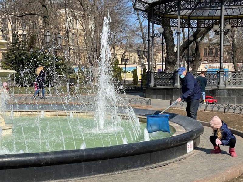 В Одессе заработали фонтаны (фото)