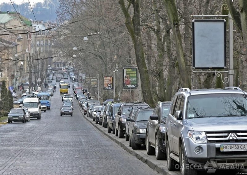 Одесским водителя на заметку: в Украине запретили парковаться на тротуарах