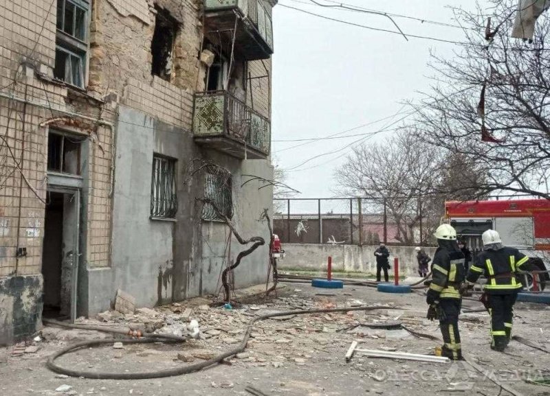 Одесса: спасатели ликвидируют последствия взрыва газовоздушной смеси в жилом доме (фото)