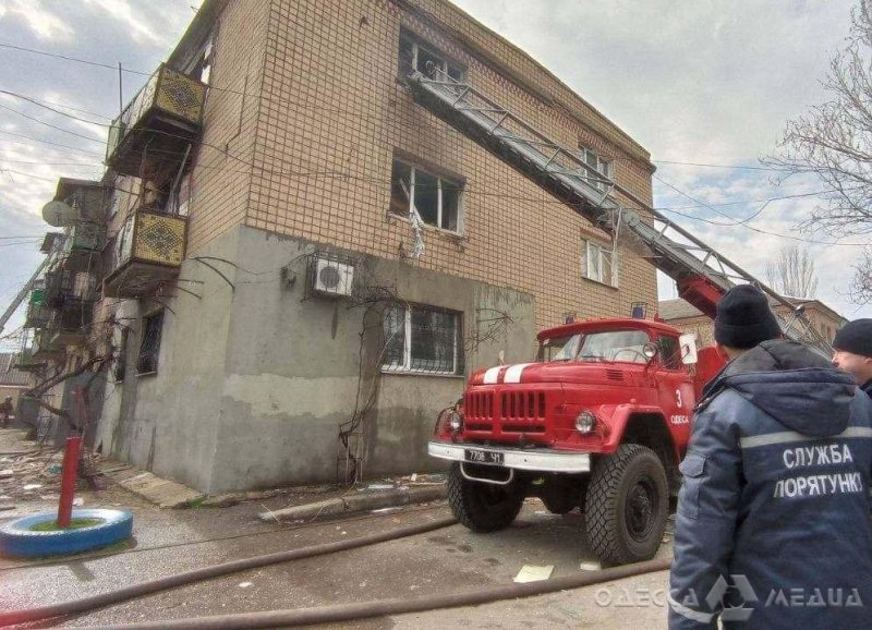 Одесса: спасатели ликвидируют последствия взрыва газовоздушной смеси в жилом доме (фото)
