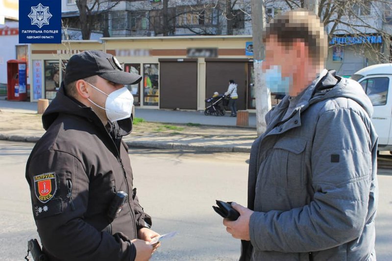Одесская патрульная полиция проводит рейды по выявлению пешеходов, нарушающих ПДД (фоторепортаж)