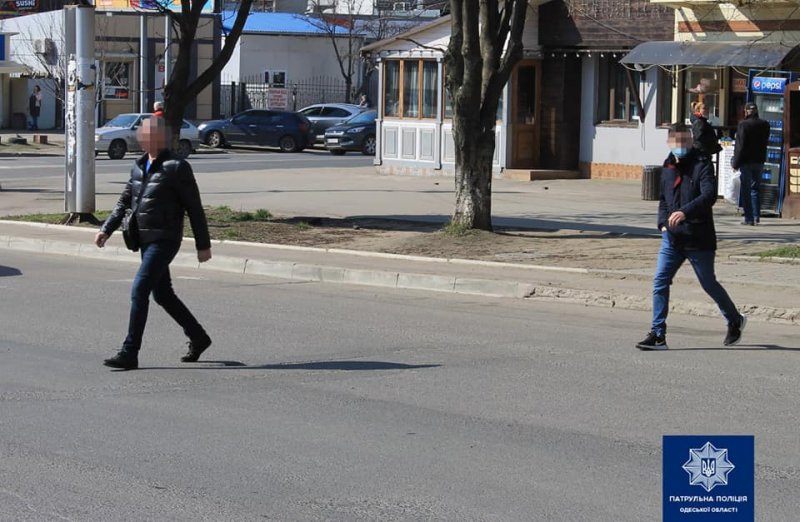 Одесская патрульная полиция проводит рейды по выявлению пешеходов, нарушающих ПДД (фоторепортаж)