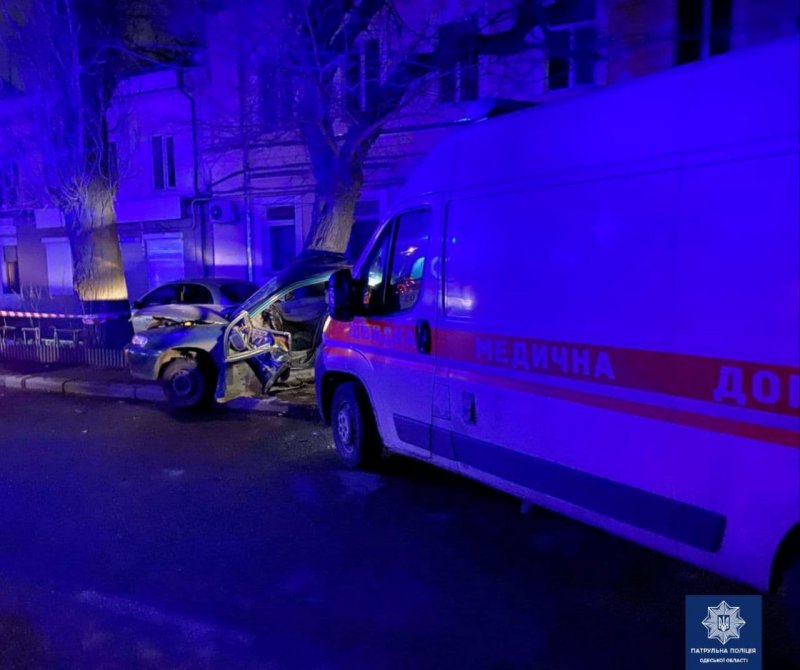 На Атамана Головатого машина скорой помощи столкнулась с легковушкой (фото)