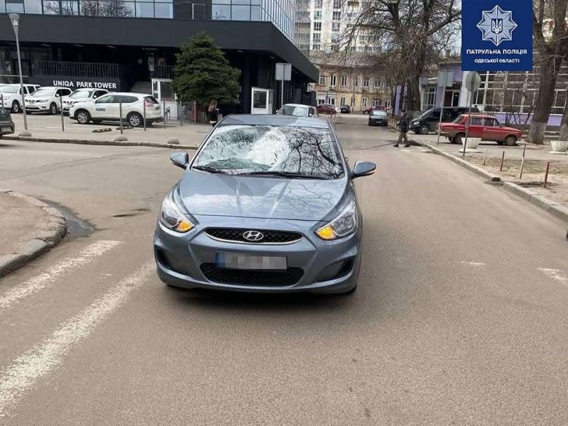 В центре Одессы автомобиль сбил троих на пешеходном переходе и скрылся