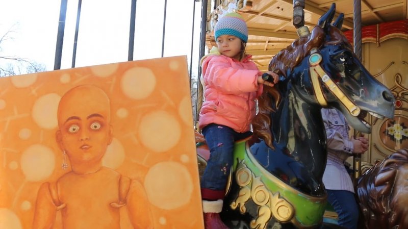 По Одессе “гуляли” гигантские портреты кукол (фото)