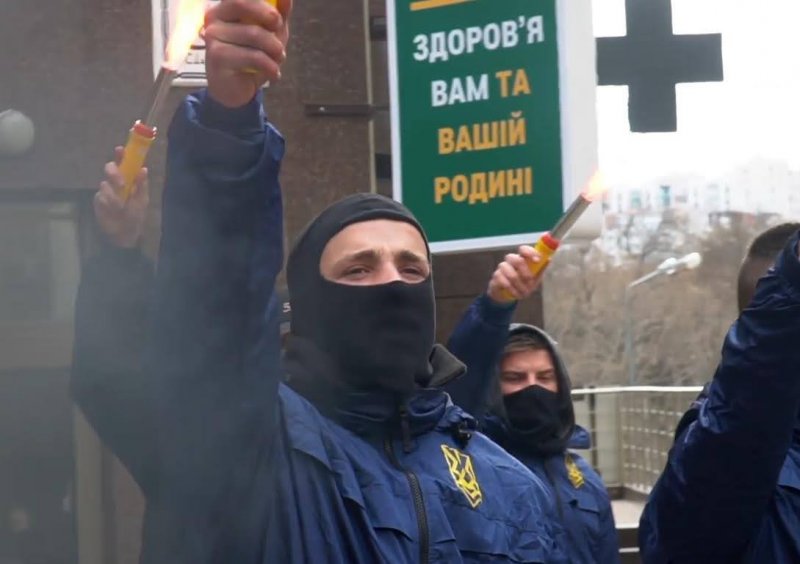 Возле консульства РФ в Одессе жгли файеры и флаг страны-агрессора
