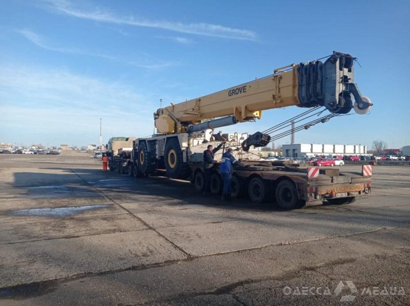 60-тонный автокран-тяжеловес прибыл в порт под Одессой (фото)
